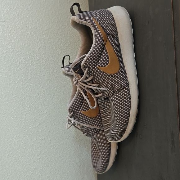 Nike Roshe One Women's Running Shoes Grey and Gold Size 7 - Picture 4 of 8